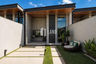 Casa plana com 3 suítes plenas a 5omts da Av. Santa Cecilia