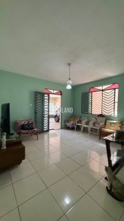 Casa vizinha a Igreja de Fátima com 3 quartos (1 suíte), 3 vagas de garagem, 1 banheiro social, 2 salas, dependência com banheiro, amplo quintal, a venda, 296 m², por R$ 1.200.000 - a poucos metros da Av. Treze de Maio - Bairro de Fátima - Fortaleza/CE