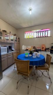 Casa vizinha a Igreja de Fátima com 3 quartos (1 suíte), 3 vagas de garagem, 1 banheiro social, 2 salas, dependência com banheiro, amplo quintal, a venda, 296 m², por R$ 1.200.000 - a poucos metros da Av. Treze de Maio - Bairro de Fátima - Fortaleza/CE