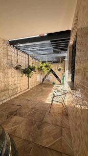 Casa vizinha a Igreja de Fátima com 3 quartos (1 suíte), 3 vagas de garagem, 1 banheiro social, 2 salas, dependência com banheiro, amplo quintal, a venda, 296 m², por R$ 1.200.000 - a poucos metros da Av. Treze de Maio - Bairro de Fátima - Fortaleza/CE