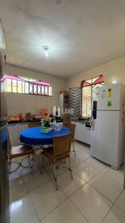 Casa vizinha a Igreja de Fátima com 3 quartos (1 suíte), 3 vagas de garagem, 1 banheiro social, 2 salas, dependência com banheiro, amplo quintal, a venda, 296 m², por R$ 1.200.000 - a poucos metros da Av. Treze de Maio - Bairro de Fátima - Fortaleza/CE