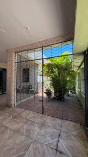 Casa vizinha a Igreja de Fátima com 3 quartos (1 suíte), 3 vagas de garagem, 1 banheiro social, 2 salas, dependência com banheiro, amplo quintal, a venda, 296 m², por R$ 1.200.000 - a poucos metros da Av. Treze de Maio - Bairro de Fátima - Fortaleza/CE