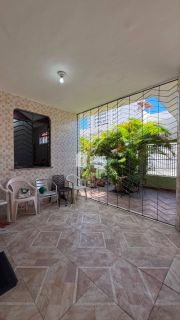 Casa vizinha a Igreja de Fátima com 3 quartos (1 suíte), 3 vagas de garagem, 1 banheiro social, 2 salas, dependência com banheiro, amplo quintal, a venda, 296 m², por R$ 1.200.000 - a poucos metros da Av. Treze de Maio - Bairro de Fátima - Fortaleza/CE