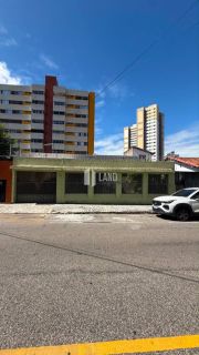 Casa vizinha a Igreja de Fátima com 3 quartos (1 suíte), 3 vagas de garagem, 1 banheiro social, 2 salas, dependência com banheiro, amplo quintal, a venda, 296 m², por R$ 1.200.000 - a poucos metros da Av. Treze de Maio - Bairro de Fátima - Fortaleza/CE