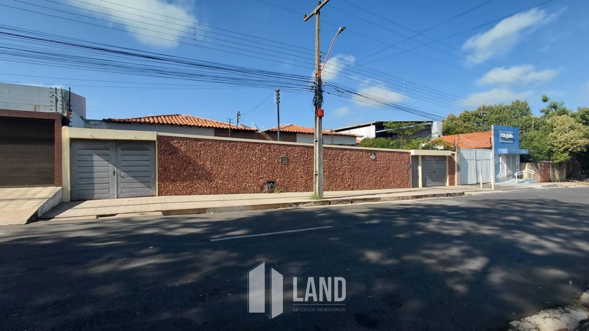 Casa Para Vender com 5 quartos 4 suítes no bairro Vermelha em Teresina