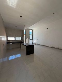 LINDA CASA EM RUA PRIVATIVA NO EDSON QUEIROZ, COM 3 SUÍTES E 2 VAGAS DE GARAGEM.