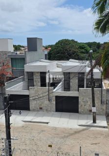 LINDA CASA EM RUA PRIVATIVA NO EDSON QUEIROZ, COM 3 SUÍTES E 2 VAGAS DE GARAGEM.
