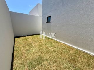 LINDA CASA EM RUA PRIVATIVA NO EDSON QUEIROZ, COM 3 SUÍTES E 2 VAGAS DE GARAGEM.