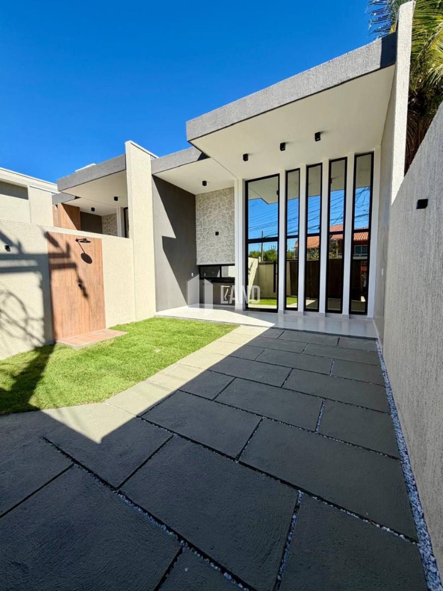 Excelente Casa plana com 3 suítes, 2 vagas e pé direito elevado no Édson Queiroz.