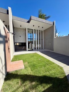Excelente Casa plana com 3 suítes, 2 vagas e pé direito elevado no Édson Queiroz.