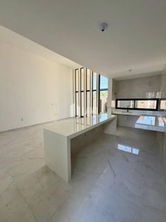 Excelente Casa plana com 3 suítes, 2 vagas e pé direito elevado no Édson Queiroz.
