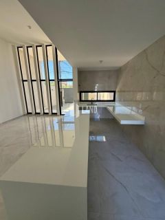 Excelente Casa plana com 3 suítes, 2 vagas e pé direito elevado no Édson Queiroz.