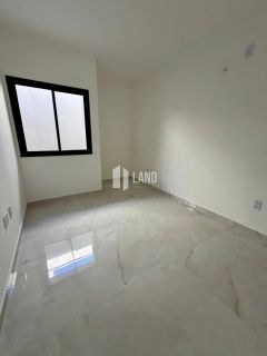 Excelente Casa plana com 3 suítes, 2 vagas e pé direito elevado no Édson Queiroz.