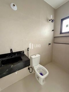Excelente Casa plana com 3 suítes, 2 vagas e pé direito elevado no Édson Queiroz.