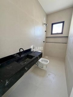 Excelente Casa plana com 3 suítes, 2 vagas e pé direito elevado no Édson Queiroz.