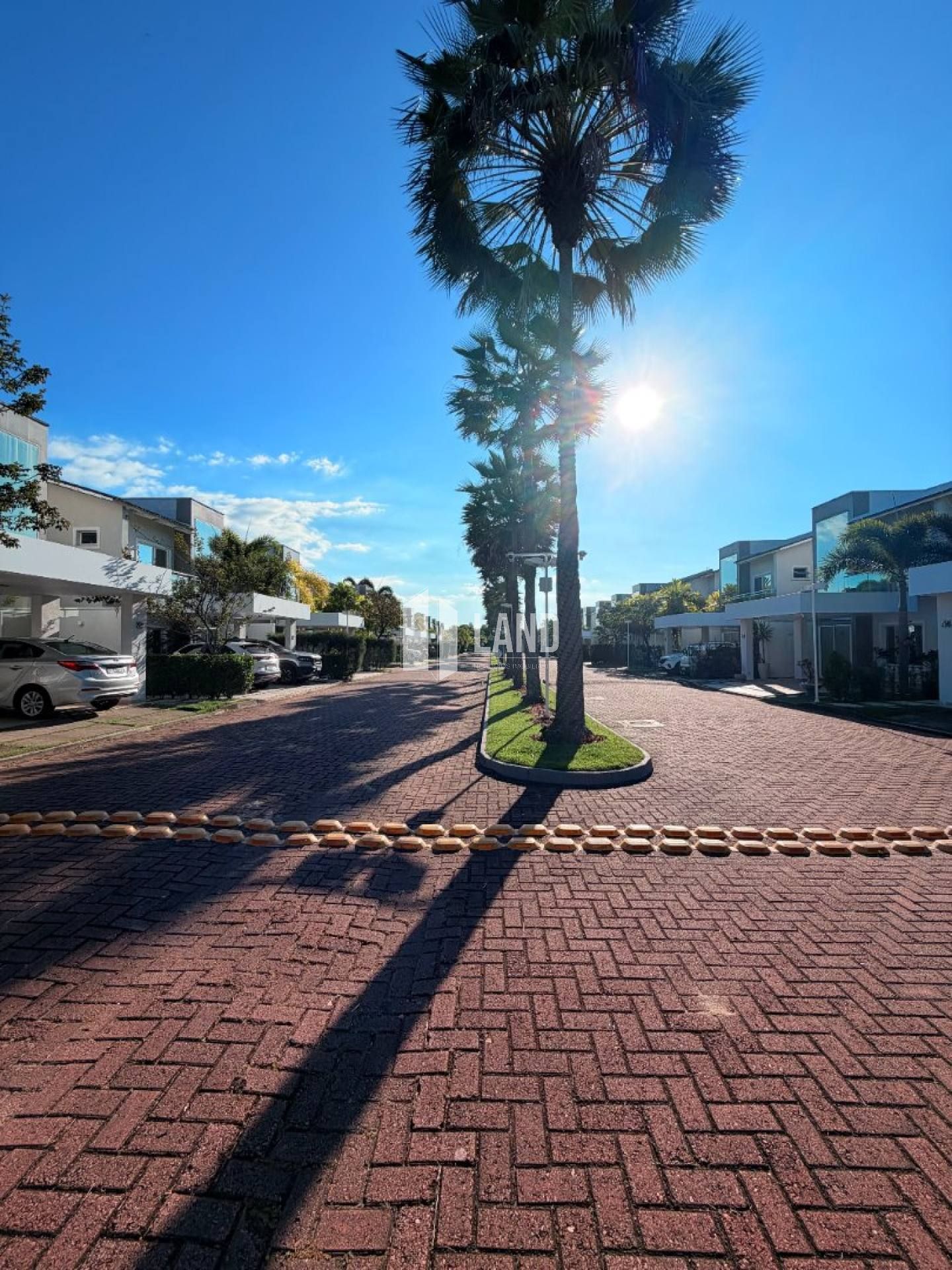 CASA DE ESQUINA ALTO PADRÃO COM 4 SUÍTES - CONDOMÍNIO MARBELLA