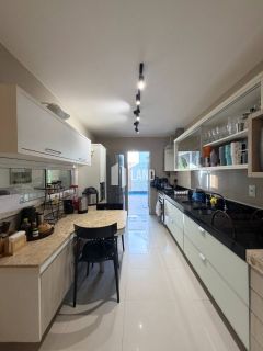 CASA DE ESQUINA ALTO PADRÃO COM 4 SUÍTES - CONDOMÍNIO MARBELLA
