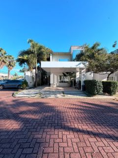 CASA DE ESQUINA ALTO PADRÃO COM 4 SUÍTES - CONDOMÍNIO MARBELLA