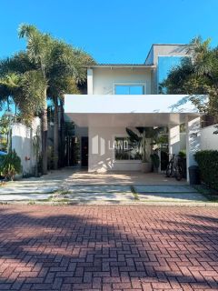 CASA DE ESQUINA ALTO PADRÃO COM 4 SUÍTES - CONDOMÍNIO MARBELLA