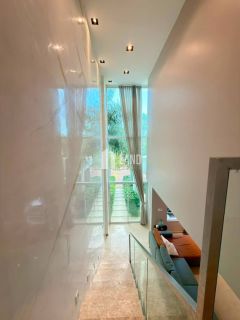 CASA DE ESQUINA ALTO PADRÃO COM 4 SUÍTES - CONDOMÍNIO MARBELLA