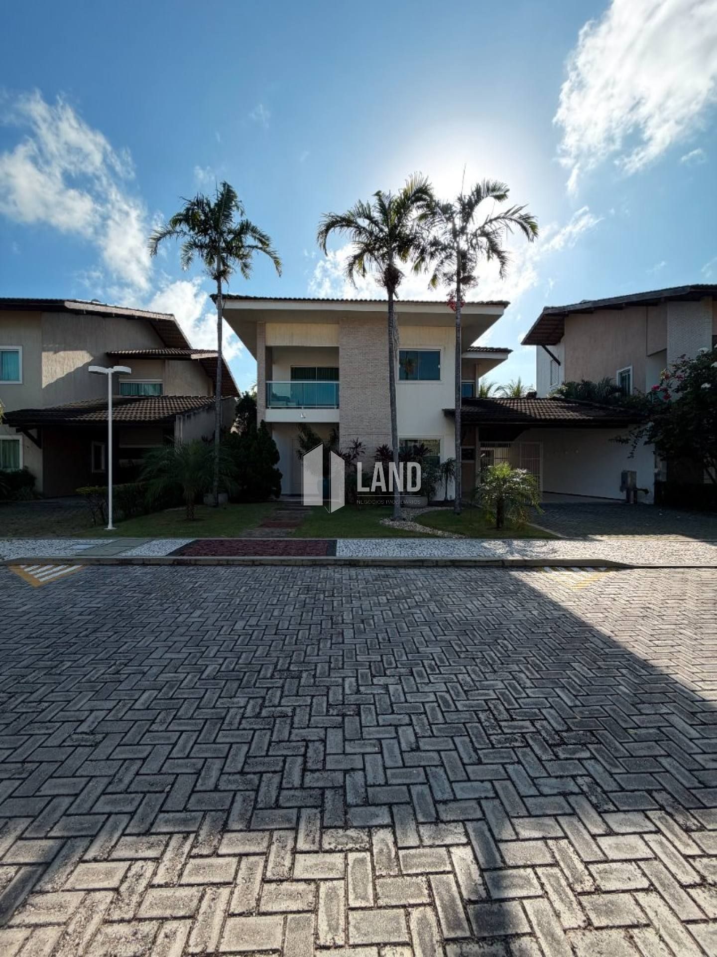 CASA DUPLEX COM 4 SUÍTES EM CONDOMÍNIO – RESIDENCIAL VICTOR I