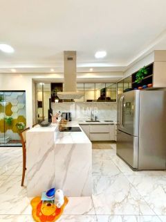 Casa em Timon com 5 quartos, sendo 4 suítes.