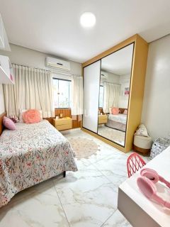 Casa em Timon com 5 quartos, sendo 4 suítes.