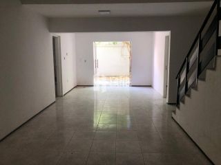 Casa Duplex para fins comerciais para vender no bairro Engenheiro Luciano Cavalcante, em frente ao Ministério Público e a UNIMED infantil, com 7 cômodos, 7 banheiros, 1 copa, 6 vagas - 134m² (área construída) - 230m² (terreno) - R$ 735.000 - Fortaleza/CE