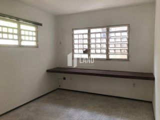 Casa Duplex para fins comerciais para vender no bairro Engenheiro Luciano Cavalcante, em frente ao Ministério Público e a UNIMED infantil, com 7 cômodos, 7 banheiros, 1 copa, 6 vagas - 134m² (área construída) - 230m² (terreno) - R$ 735.000 - Fortaleza/CE