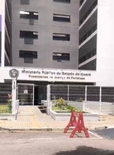 Casa Duplex para fins comerciais para vender no bairro Engenheiro Luciano Cavalcante, em frente ao Ministério Público e a UNIMED infantil, com 7 cômodos, 7 banheiros, 1 copa, 6 vagas - 134m² (área construída) - 230m² (terreno) - R$ 735.000 - Fortaleza/CE