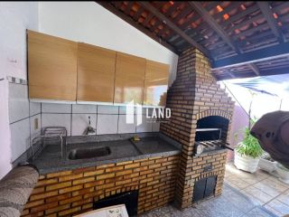 Casa de 03 quartos sendo 02 suites, piscina,  dependência de empregada, 05 vagas de garagem