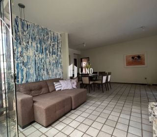 Casa de 03 quartos sendo 02 suites, piscina,  dependência de empregada, 05 vagas de garagem