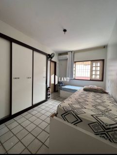 Casa de 03 quartos sendo 02 suites, piscina,  dependência de empregada, 05 vagas de garagem