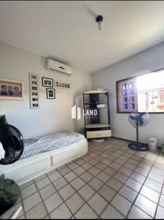 Casa de 03 quartos sendo 02 suites, piscina,  dependência de empregada, 05 vagas de garagem