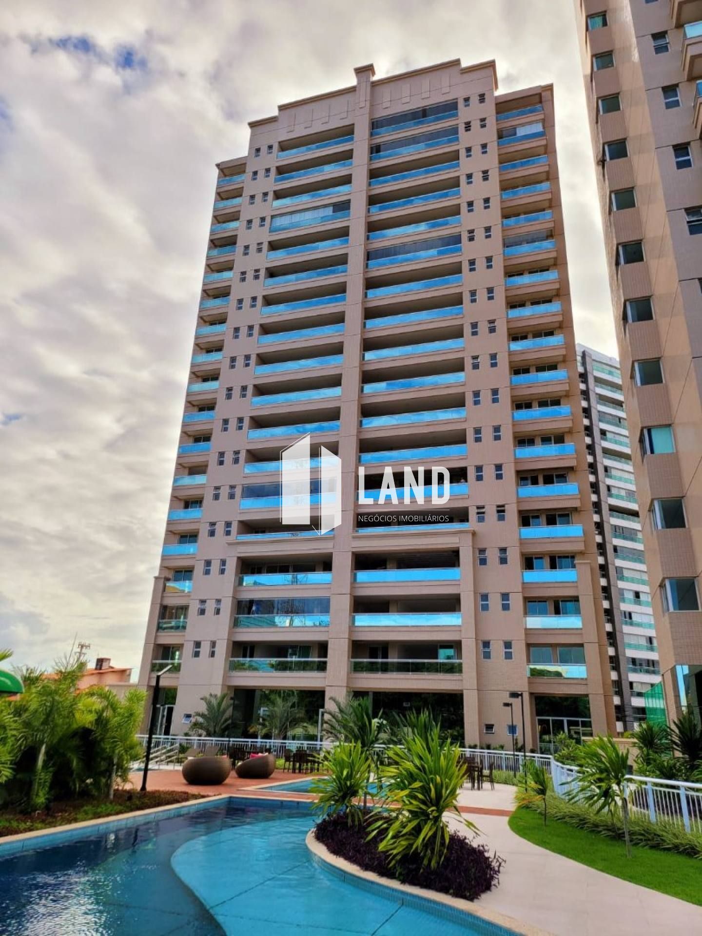 Apartamento Para Vender com 4 quartos 4 suítes no bairro Engenheiro Luciano Cavalcante em Fortaleza