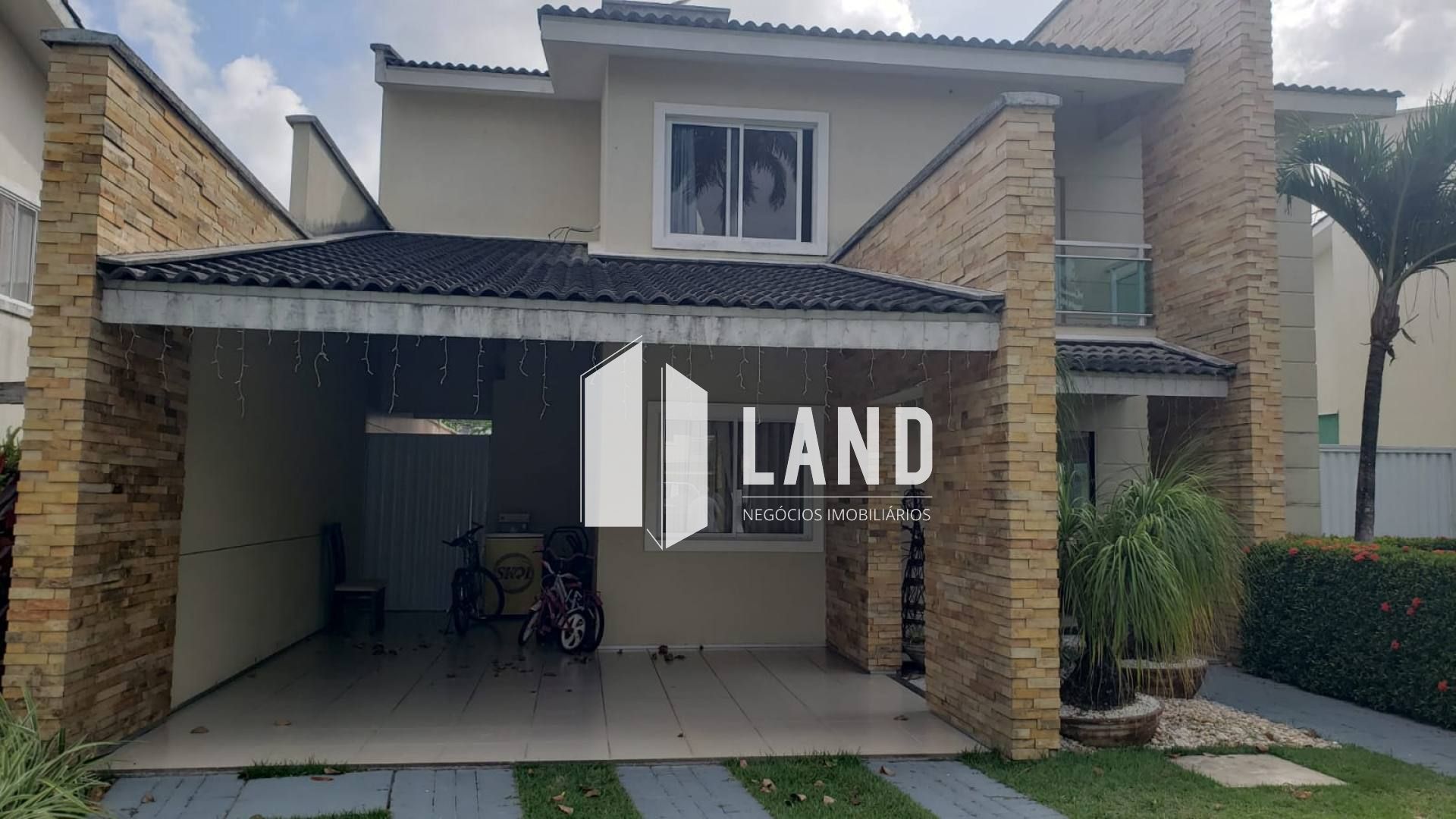 Casa de Condomínio com 05 suítes no Eusébio