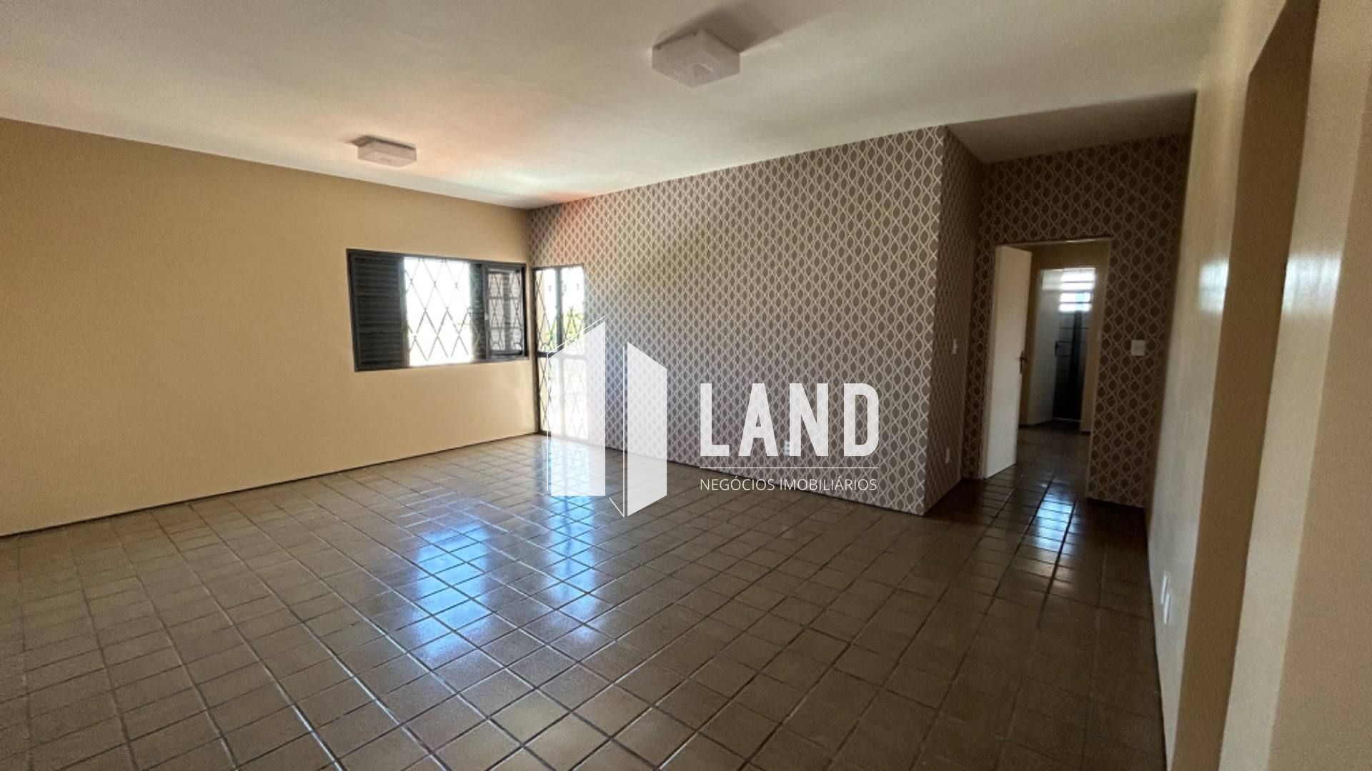 Apartamento na Zona Norte, próximo ao Aeroporto. Com 03 Quartos sendo 01 Suite e dependência de empregada