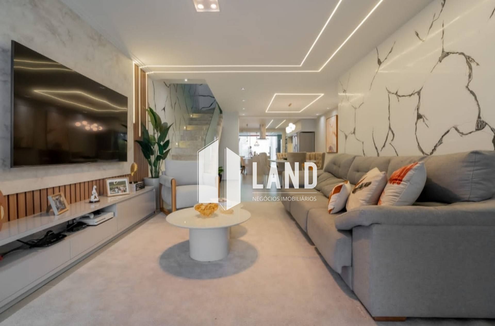 Excelente Casa com deck e terraço na Cidade dos funcionários