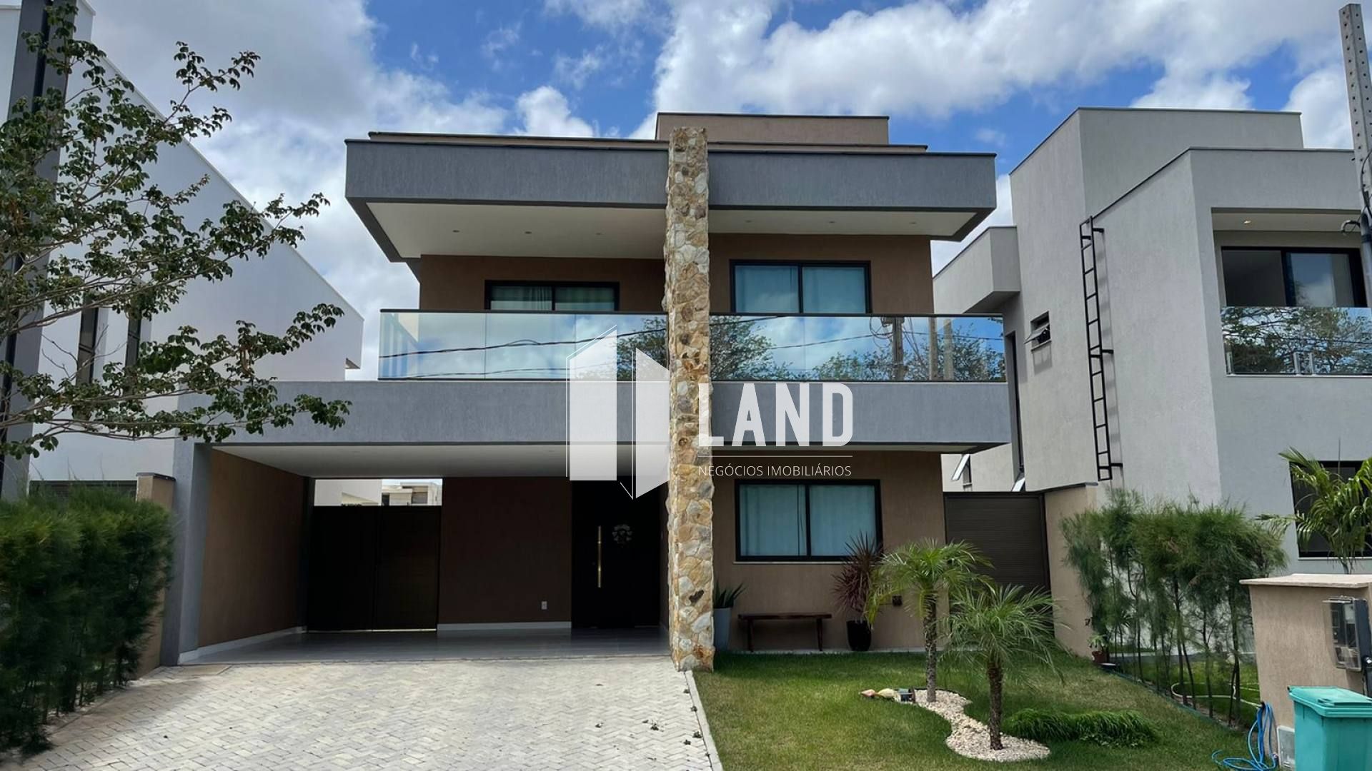 OPORTUNIDADE NA CIDADE ALPHA - CASA PORTEIRA FECHADA NO TERRAS 3