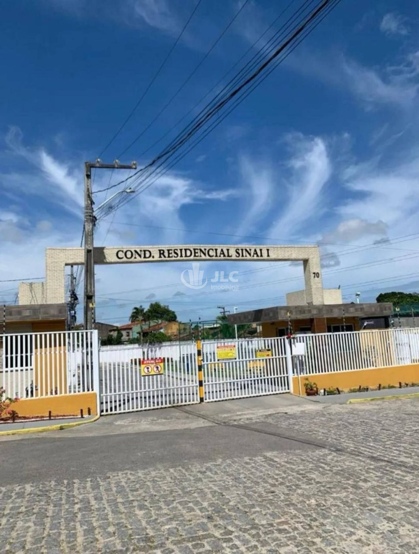 CASA Á VENDA - CONDOMÍNIO SINAI 1