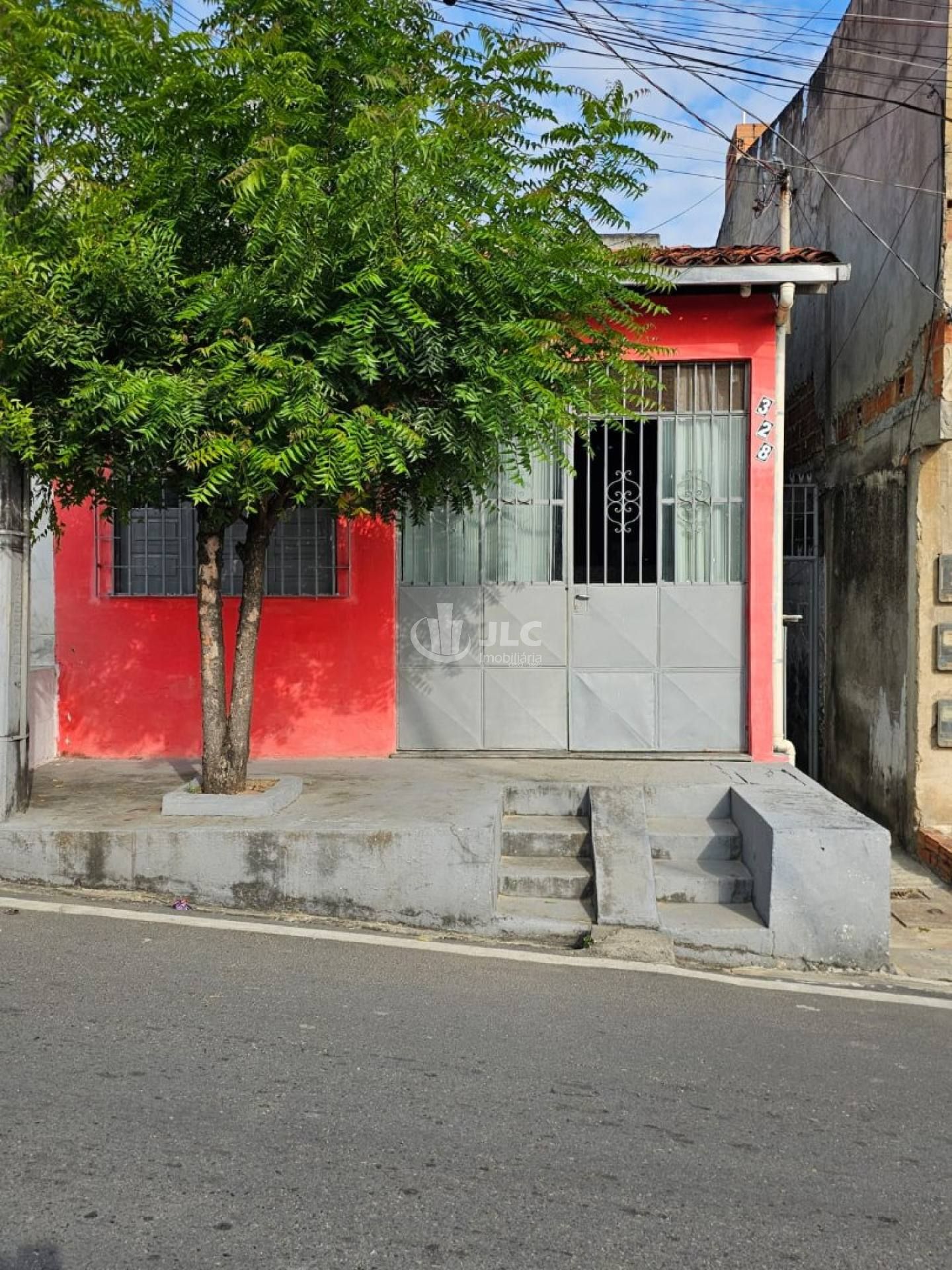 Imóvel com 3 casas no mesmo terreno