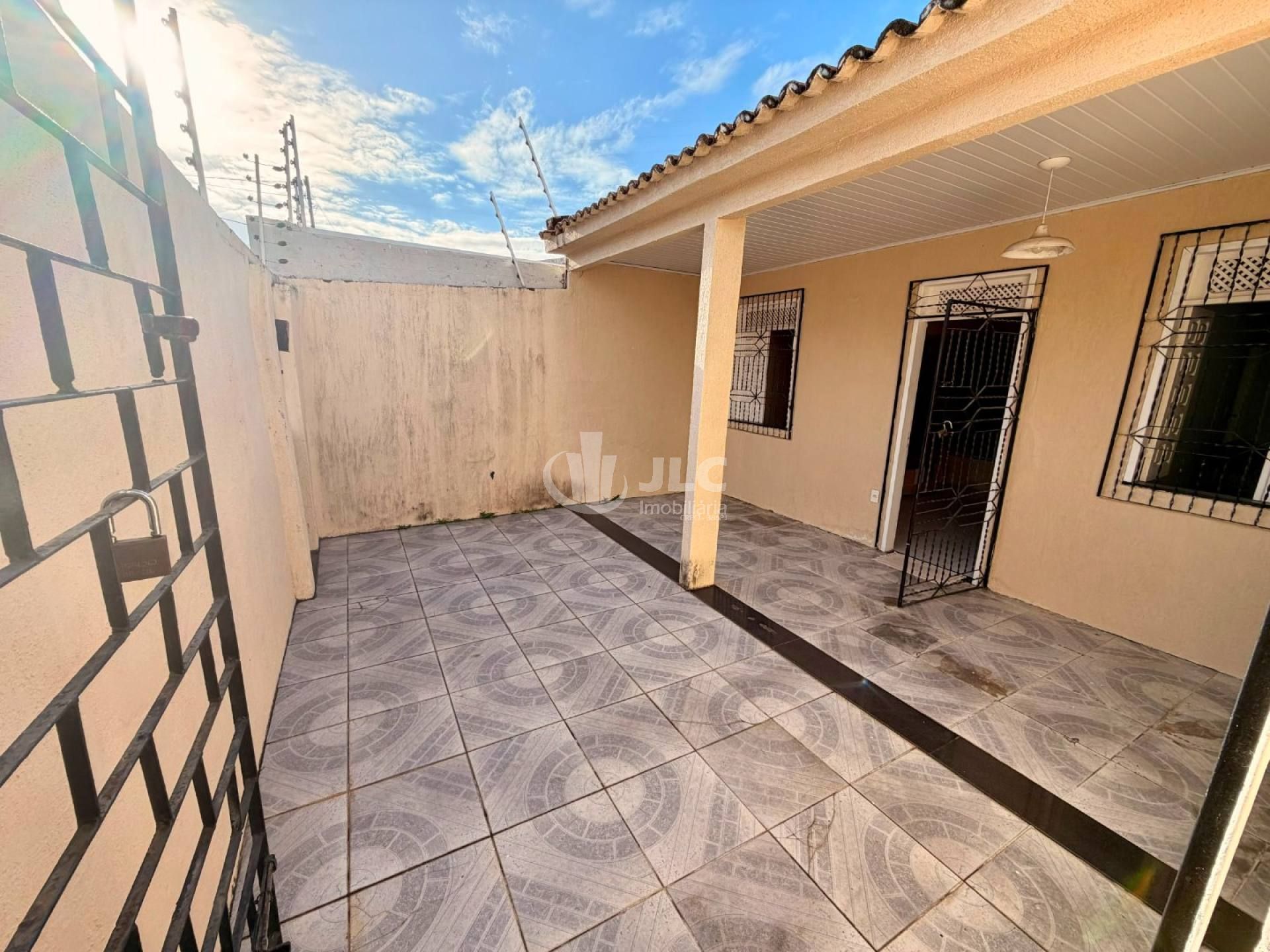 CASA À VENDA NA FAROLÂNDIA