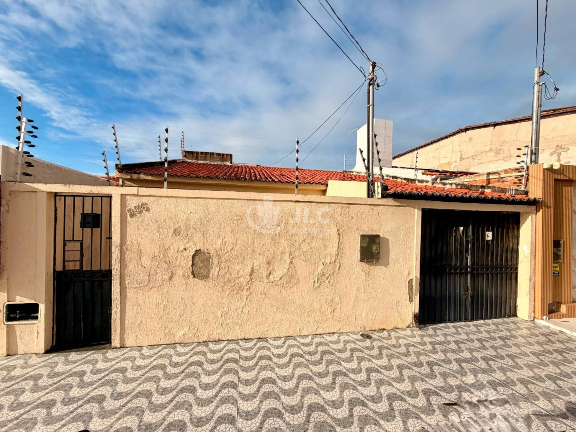 CASA À VENDA NA FAROLÂNDIA