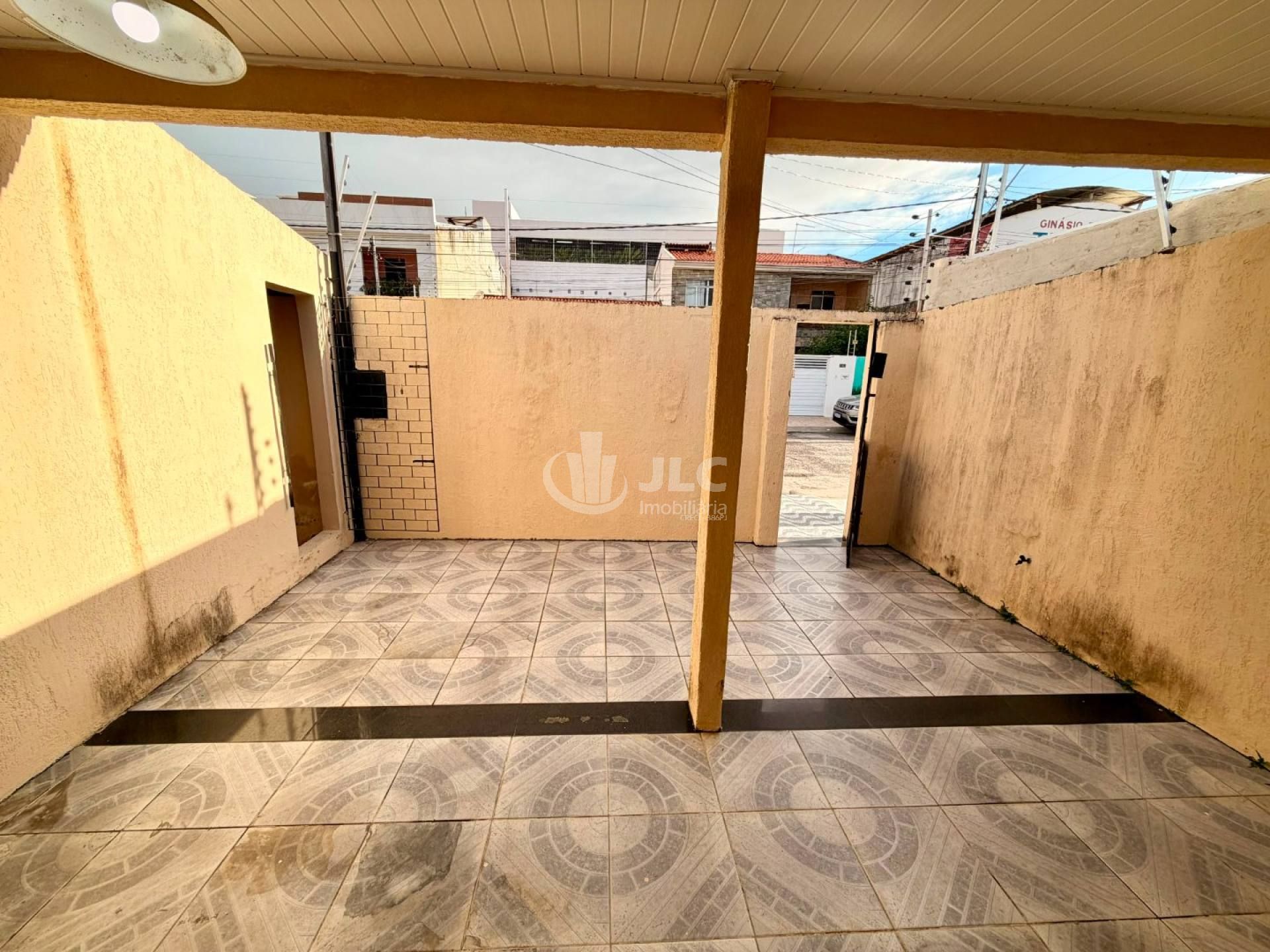 CASA À VENDA NA FAROLÂNDIA