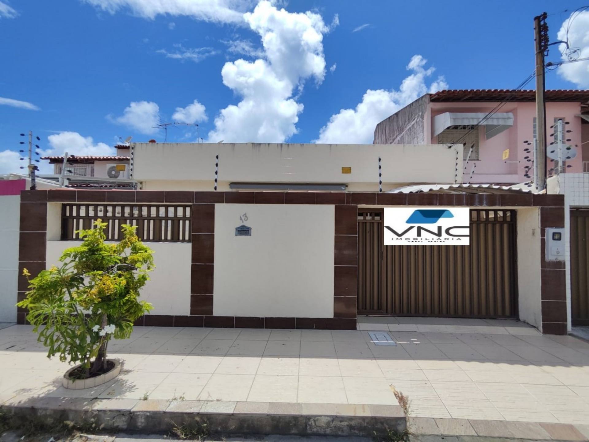 Casa 280M² À Venda No Bairro Grageru Com 3 Quartos 1 Suíte