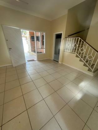 Alugo Casa Duplex Com 2 Suítes no Bairro Inácio Barbosa