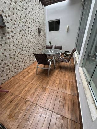 Casa de Esquina à Venda na Farolândia – Espaçosa, Bem Localizada e Pronta para Morar ou Ampliar