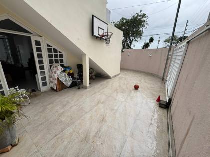 Casa de Esquina à Venda na Farolândia – Espaçosa, Bem Localizada e Pronta para Morar ou Ampliar