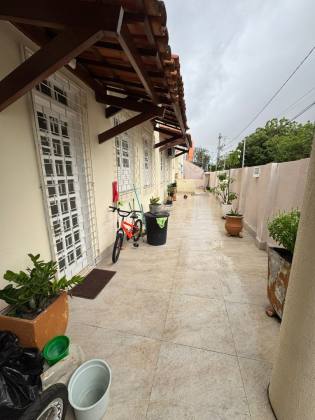 Casa de Esquina à Venda na Farolândia – Espaçosa, Bem Localizada e Pronta para Morar ou Ampliar