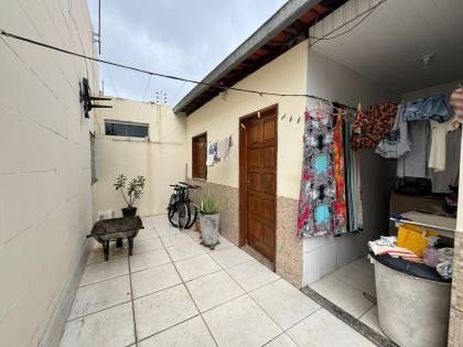 Casa de Esquina à Venda na Farolândia – Espaçosa, Bem Localizada e Pronta para Morar ou Ampliar